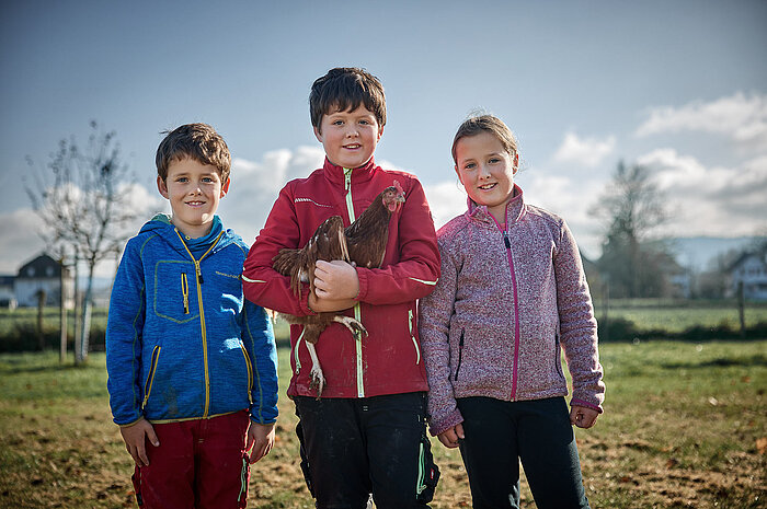 Kinder mit Huhn