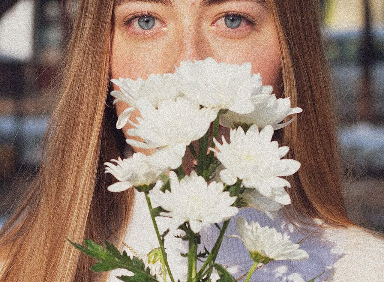 sape cosmetics frau mit blumen