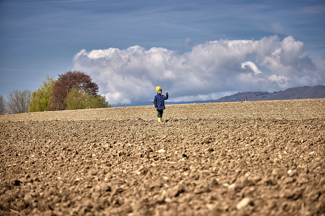 Kind auf Acker