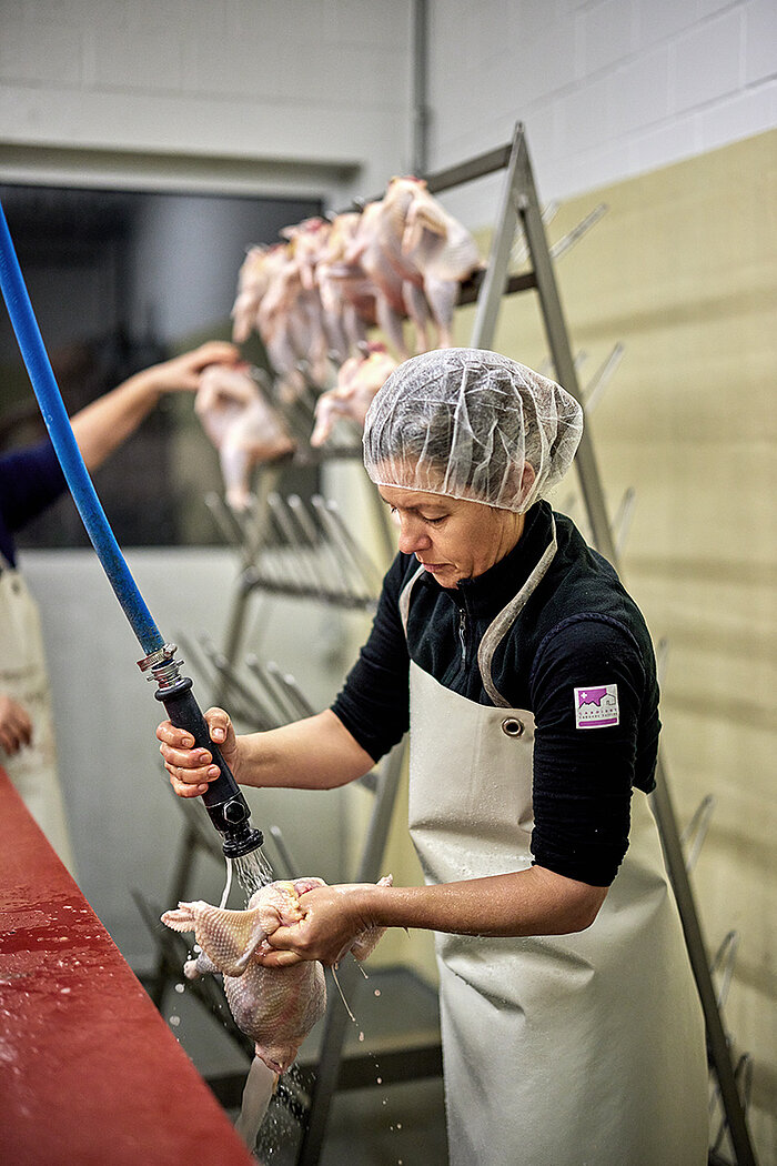 Frau in der Metzgerei