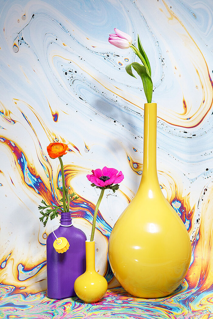 blumen in gelber Vase