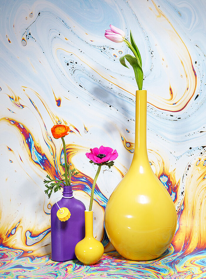 blumen in gelber Vase
