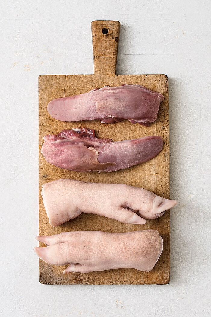 Schweineteile auf Brett